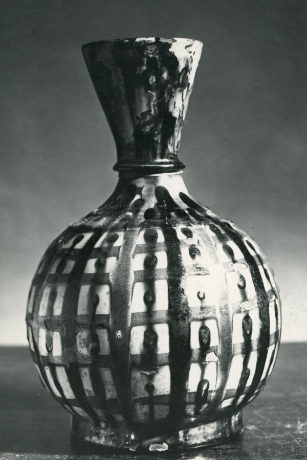 Váza s geometrickým ornamentem, Persie 15.-16. století, pálená hlína.